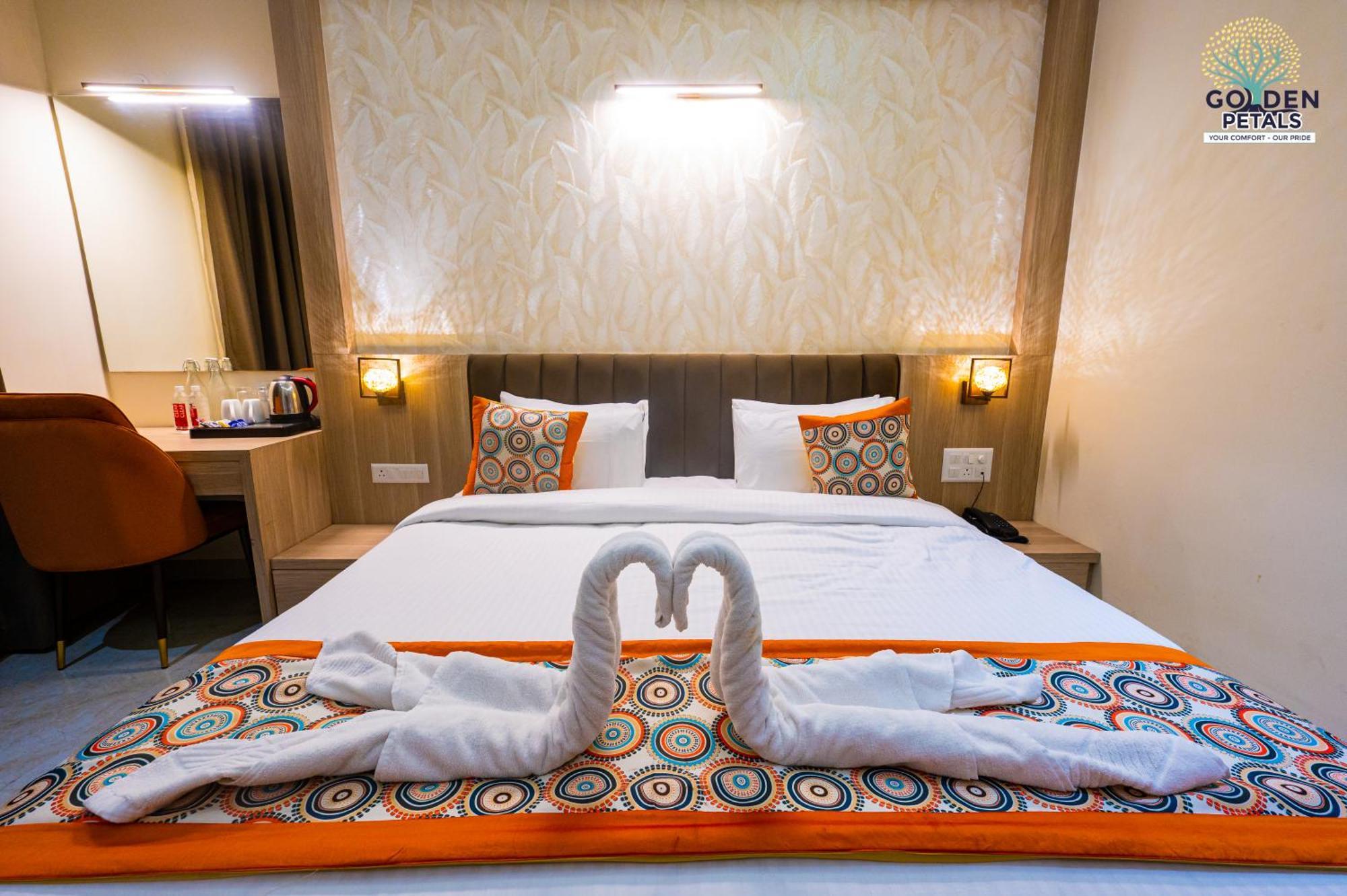 Hotel Golden Petals Varanasi Exterior photo
