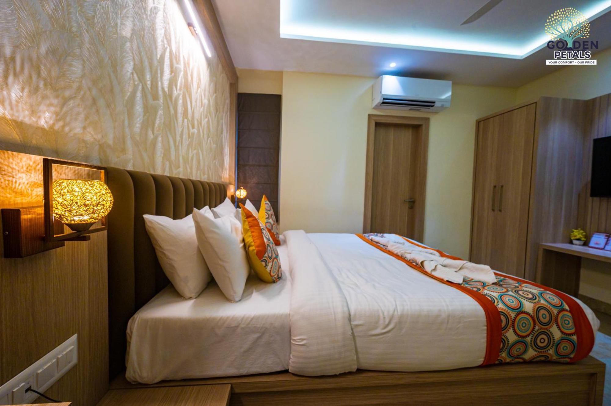 Hotel Golden Petals Varanasi Exterior photo