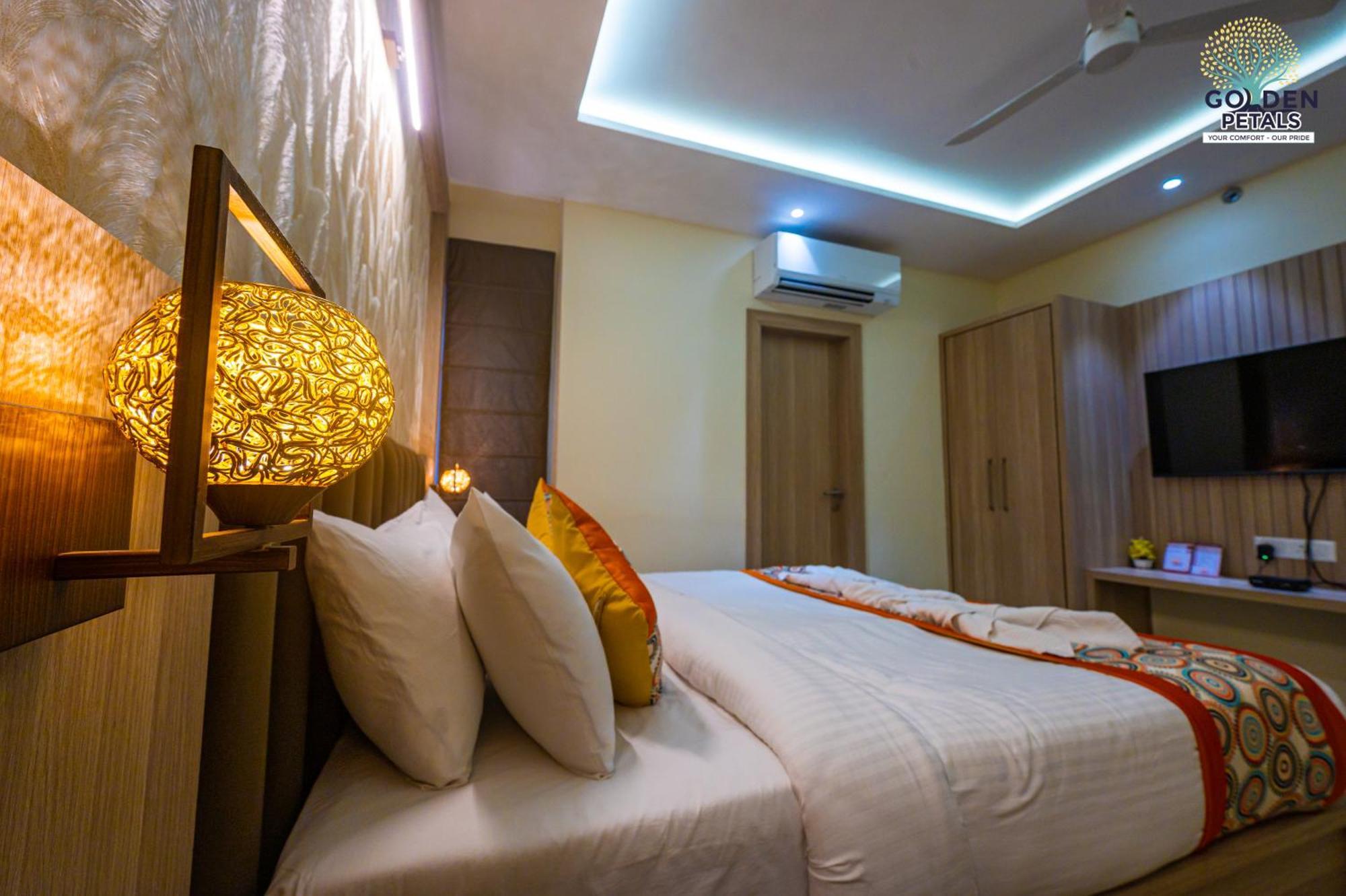 Hotel Golden Petals Varanasi Exterior photo