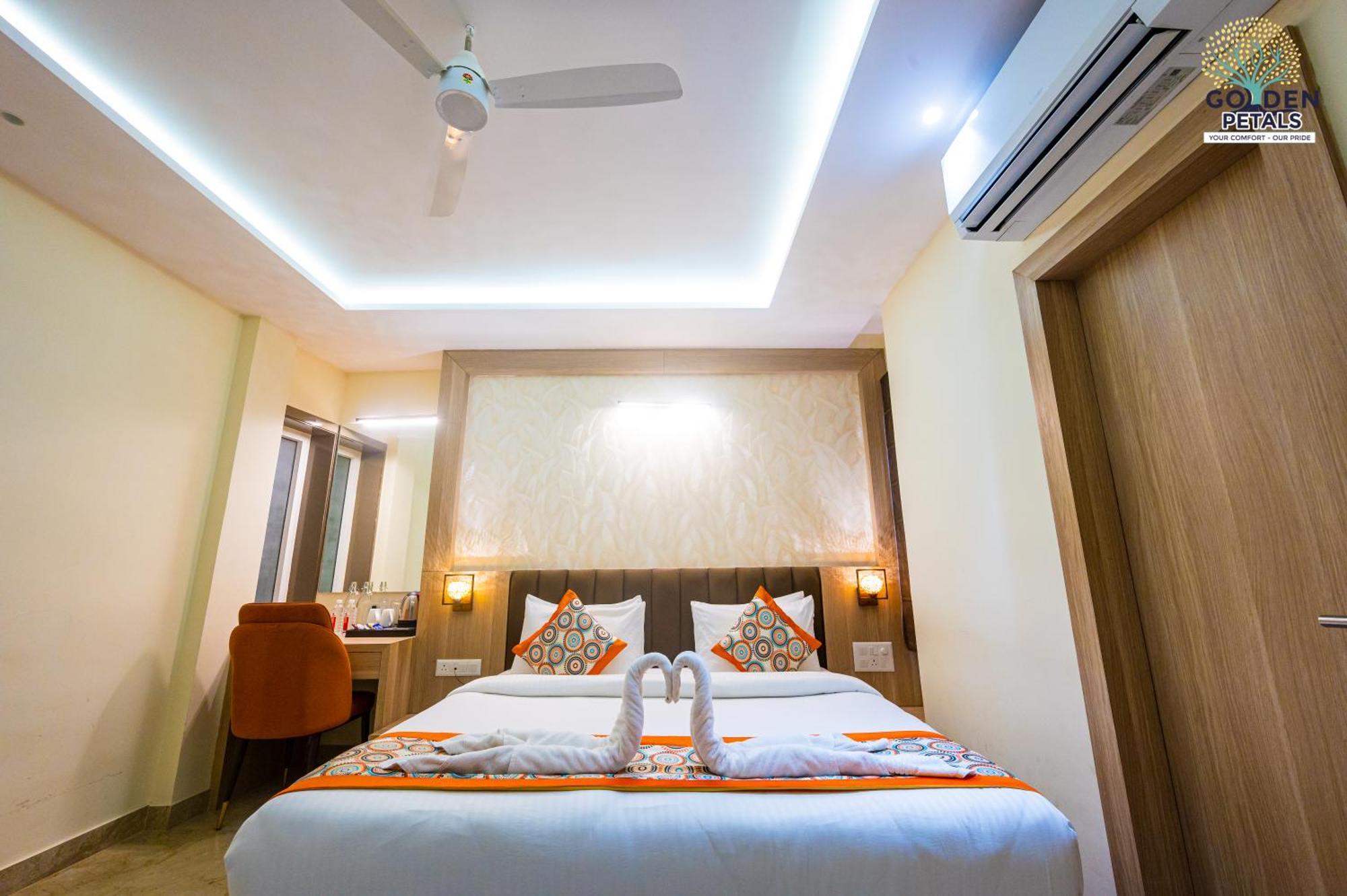 Hotel Golden Petals Varanasi Exterior photo