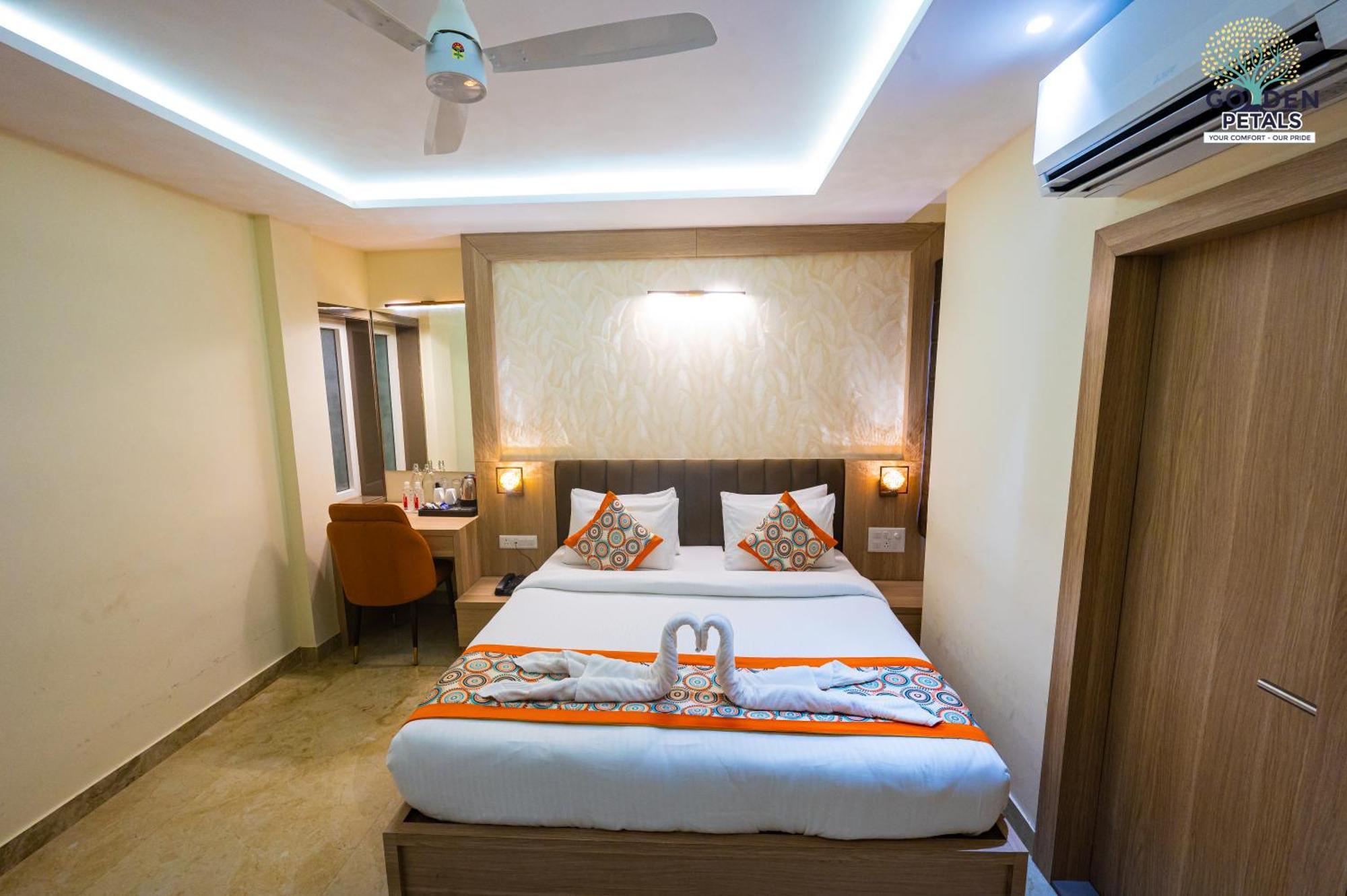 Hotel Golden Petals Varanasi Exterior photo